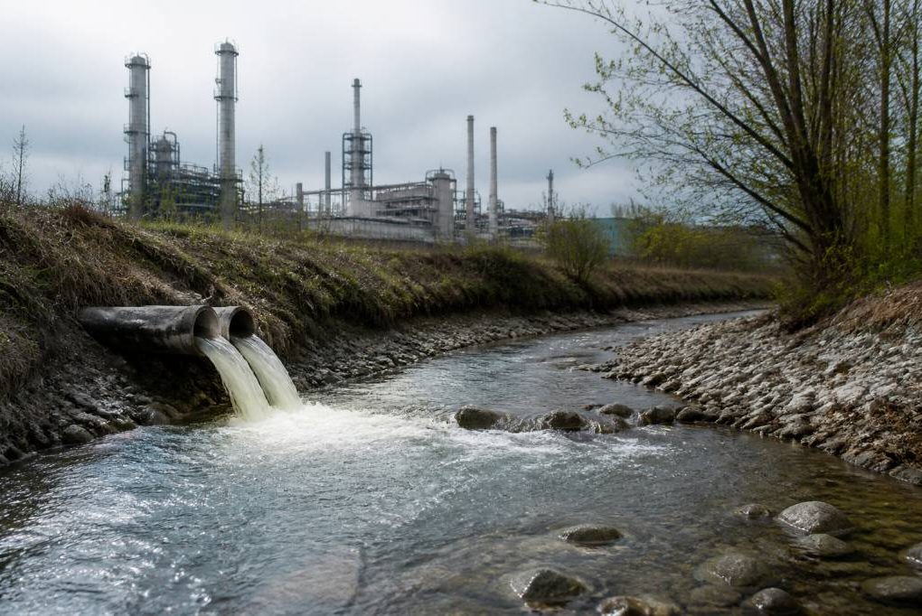 Acide sulfurique et PFAS en Suisse : risques pour l’eau et l’environnement