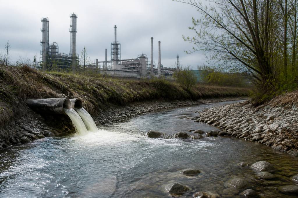 Acide sulfurique et PFAS en Suisse : risques pour l’eau et l’environnement